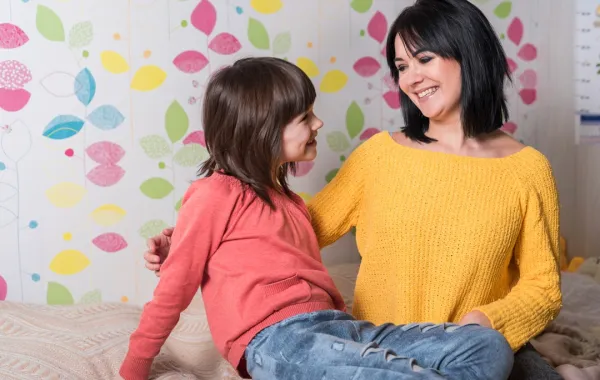 صورة لأم تتحدث مع طفلتها