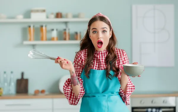 صورة لحامل في المطبخ