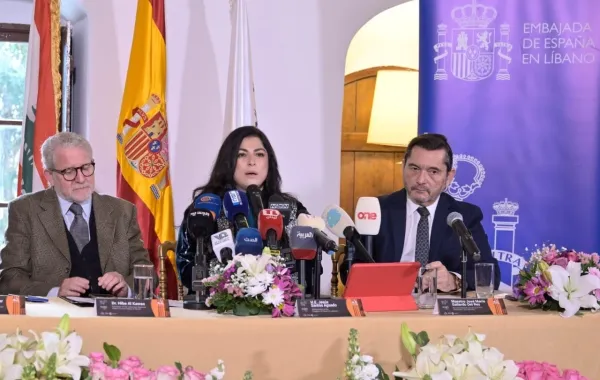 الدكتورة هبة القواس، رئيسة الكونسرفتوار وأمانة المشروع، والسفير الإسباني خيسوس سانتوس أغوادو والعازف الإسباني خوسيه ماريا غاياردو ديل راي - الصورة من المكتب الاعلامي 