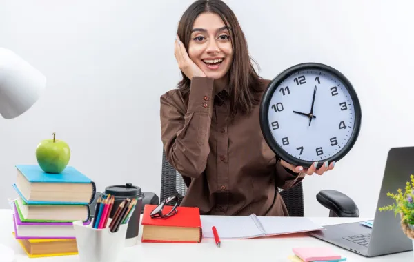 شابة تبدو قلقة على الرغم من ابتسامتها لأنها تخاف من عدم تنظيمها للوقت  أثناء فترة الامتحانات