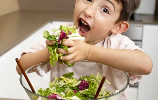 صورة تعبر عن طفل يأكل كثيرا