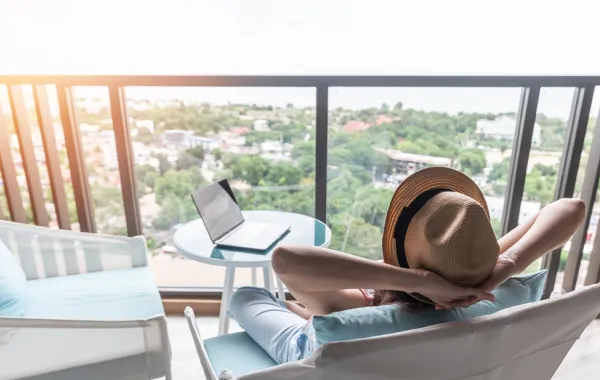 امرأة تسترخي في الفندق