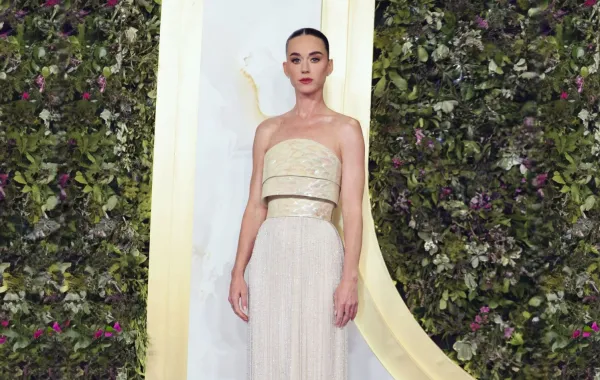 كاتي بيري Kate Perry- الصورة من العلاقات العامة للمصممة