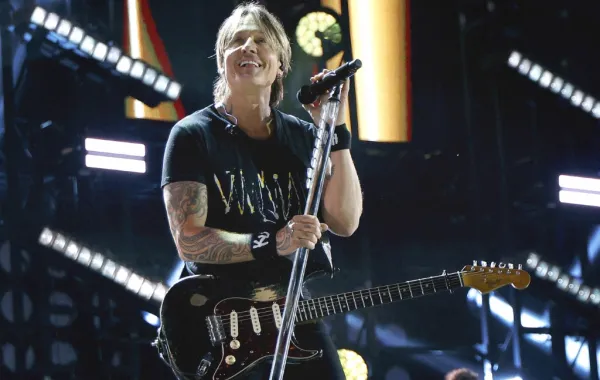 كيث أوربان في ناشفيل (  Keith Urban in Nashville ). مصدر الصورة: Jason Kempin / GETTY IMAGES NORTH AMERICA / Getty Images via AFP