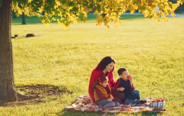 صورة لأم في الهواء الطلق مع أطفالها