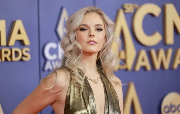 كارلي سكوت كولينز Karley Scott Collins في حفل توزيع جوائز CMA السنوي. مصدر الصورة: Jason Kempin/Getty Images/AFP