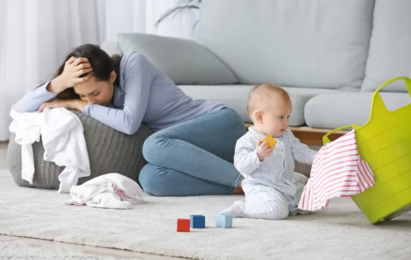 صورة لأم تجلس مع طفلها