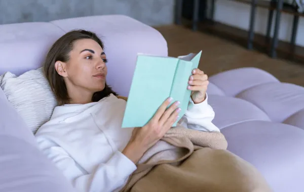 فتاة تقرأ قبل النوم  