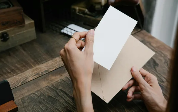 تفسير حلم تلقي رسالة من شخص مجهول