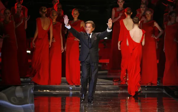  المصمم فالنتينو غارافاني Valentino Garavani في ختام عرضه لربيع وصيف 2008-( مصدر الصورة: Pierre HOUNSFIELD/Gamma-Rapho via Getty Images)  