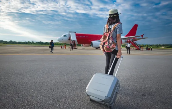 مسافرة متجهة نحو الطائرة