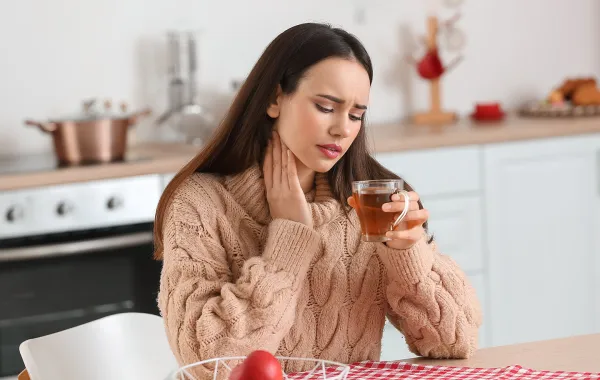 امرأة تشرب الشاي