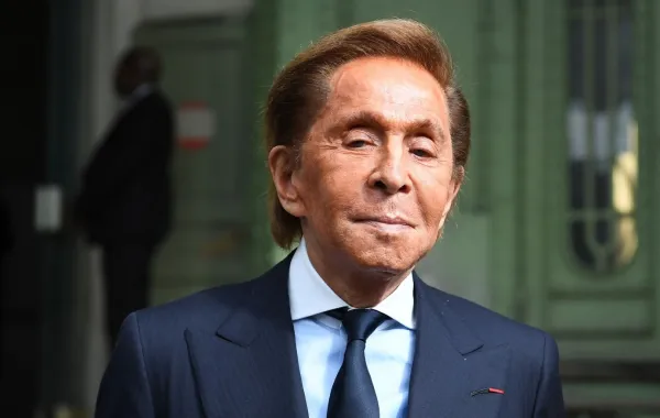 فالنتينو غارافاني في باريس. (Valentino Garavani in Paris). مصدر الصورة: Christophe ARCHAMBAULT / AFP