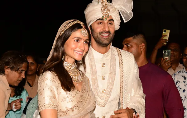 رانبير كابور وعليا بهات خلال حفل زفافهما في مومباي (Ranbir Kapoor and Alia Bhatt during their wedding ceremony in Mumbai) -مصدر الصورة: SUJIT JAISWAL / AFP