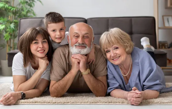 زوجة شابة وابنها يستمتعون بجمال الصباح مع والدتها ووالدها، ويبدو الاجداد سعداء بالحفيد