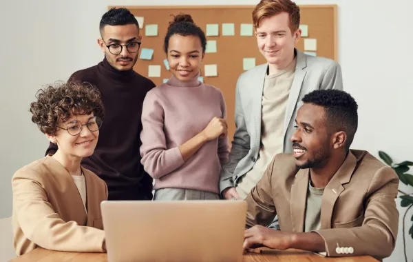 مجموعة من الشباب يشتركون بعمل جماعي ويبدو عليهم التعاون والرضا