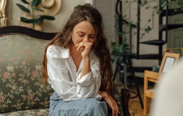 امرأة تشعر بالقلق- المصدر: pexels-shkrabaanthony