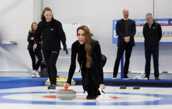 كاثرين (كيت ميدلتون) في الأكاديمية الوطنية للكيرلنغ في ستيرلنغ، اسكتلندا (Catherine at the National Curling Academy in Stirling, in Scotland). مصدر الصورة: Russell Cheyne / POOL / AFP