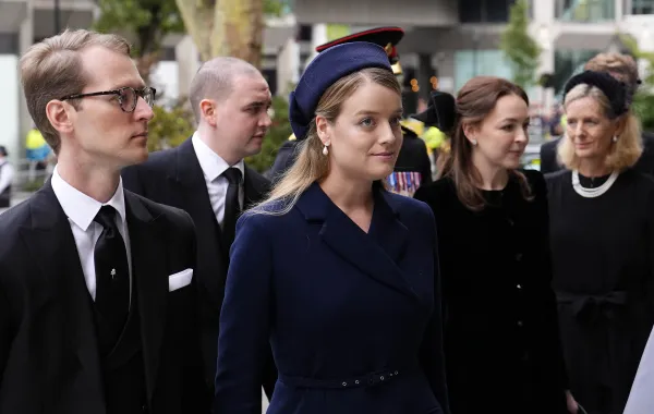 تيموثي فيستربيرغ وفلورا فيستربيرغ في كاتدرائية وستمنستر بلندن (Timothy Vesterberg and Flora Vesterberg in London). مصدر الصورة:JORDAN PETTITT / POOL / AFP