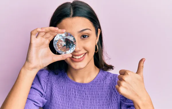 كيف تميزين الأحجار الكريمة من الأحجار المزيفة؟ - مصدر الصورة Freepik