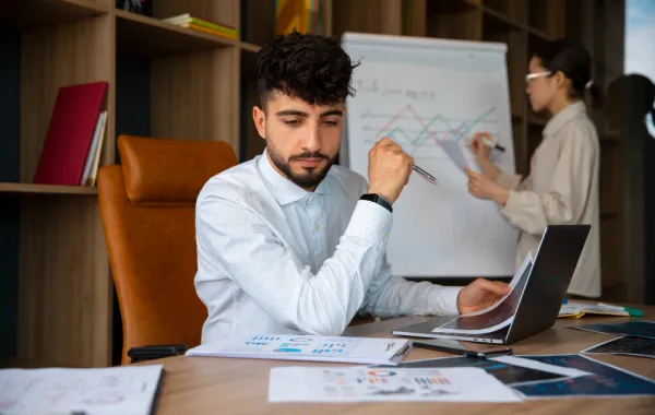 قرار الدراسات العليا يجب أن يُؤخذ وفقاً لمتطلبات سوق العمل -المصدر Freepik