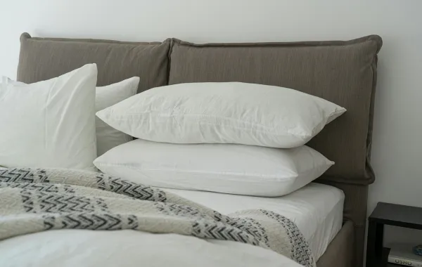 سرير مع مفروشاته