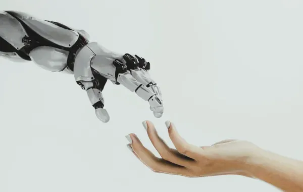 باحثون يطورون ذراعًا آلية تحاكي يد الإنسان بدقة