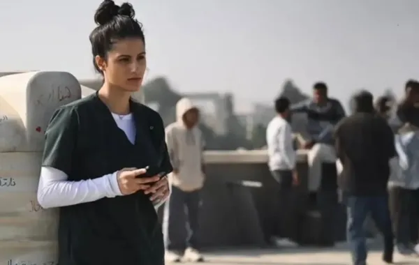 كيرا يغنم في أحد مشاهد "صحاب الأرض"- الصورة من المركز الإعلامي للمسلسل