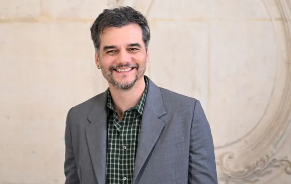 فاغنر مورا في فعاليات أسبوع الموضة الرجالية في باريس Wagner Moura of the Men Paris Fashion Week in Paris (Photo by Blanca CRUZ / AFP)