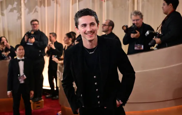 تيموثي شالاميه في حفل توزيع جوائز غولدن غلوب 2026 Timothee Chalamet attends the 83rd annual Golden Globe Awards (Photo by Frederic J. Brown / AFP) / --