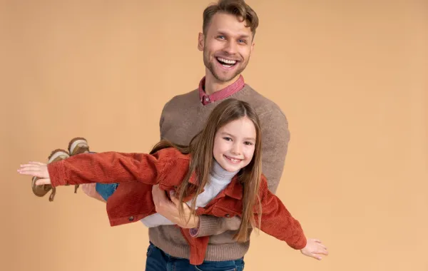 صورة تعبر عن علاقة رائعة بين الأب وابنته