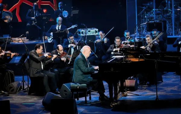 المايسترو عمر خيرت يترك لأصابعه عنان التعبير في لوحة مذهلة بمسرح المرايا بالعلا