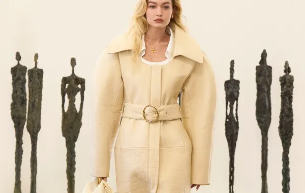 جيجي حديد بعرض Jacquemus من مجموعة ربيع وصيف 2024- الصورة من Launchmetrics/Spotlight ©