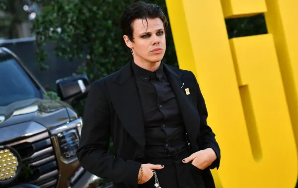 المغني والممثل الإنجليزي يونغبلود- British singer and actor Yungblud (Photo by VALERIE MACON / AFP)
