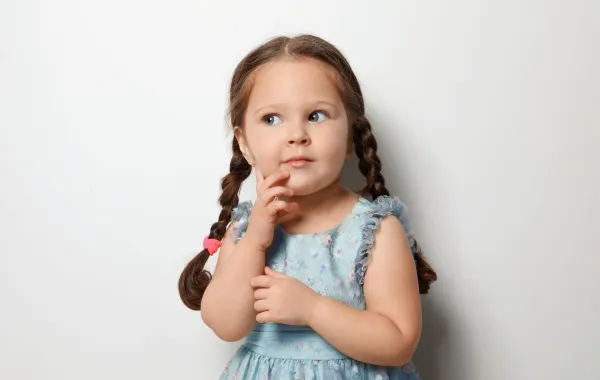 صورة طفلة تفكر