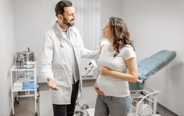 صورة طبيب يرحب بالحامل