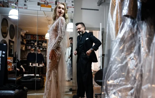 المصمم جوليان فورنييه  Julien Fournie والتعديلات الأخيرة على ثوب العارضة ميكاييلا تومانوفا -مصدر الصورة JULIEN DE ROSA / AFP