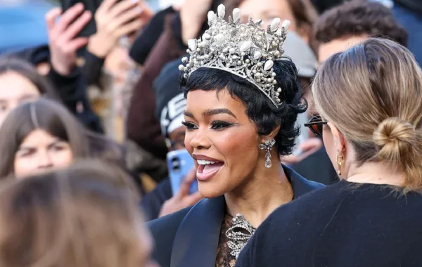 (Stephane Cardinale - Corbis/Corbis via Getty Images النجمة تايانا تايلور في عرض سكياباريللي - (مصدر الصورة 