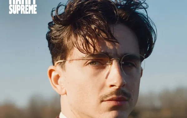 تيموثي شالاميه من بوستر فيلم مارتي سوبريم- الصورة من حساب الفيلم على إنستغرام