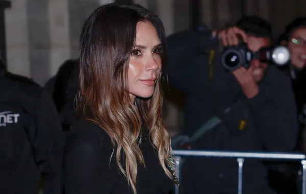 فيكتوريا بيكهام في وزارة الثقافة في باريس (Victoria Beckham at the Ministry of Culture in Paris). مصدر الصورة: Sébastien DUPUY / AFP