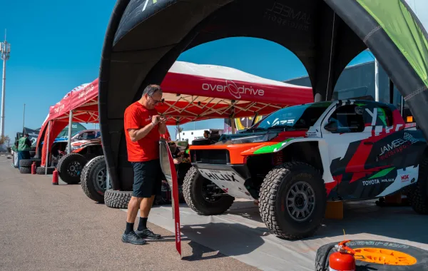 جانب من الاستعداد لانطلاق رالي باها حائل تويوتا 2026. الصورة من الحساب الرسمي للاتحاد السعودي للسيارات والدراجات النارية على منصة x