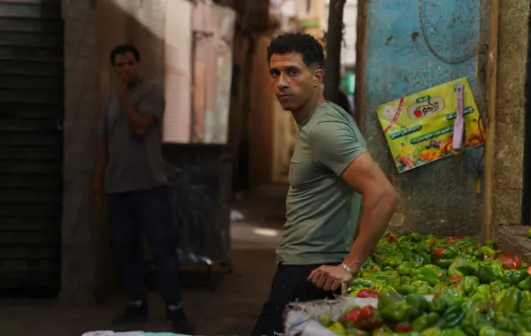 عصام عمر في كواليس بطل العالم - الصورة من المركز الاعلامي للمسلسل