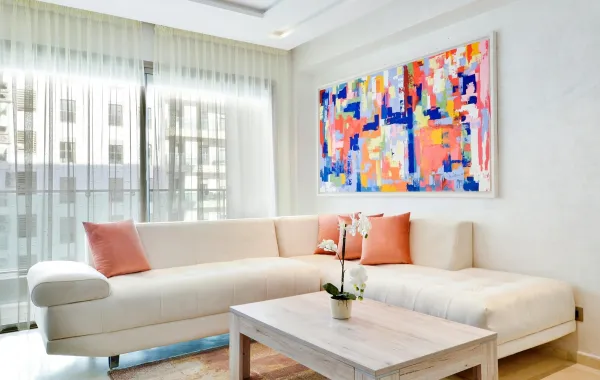 صالة منزلية مع لوحة تجريدية تزين الحائط