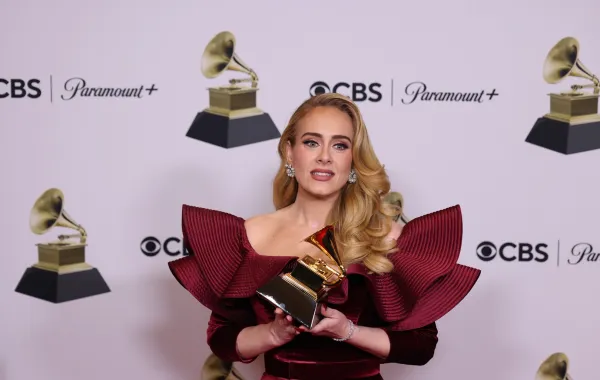 أديل في حفل توزيع جوائز غرامي 2023 (مصدر الصورة: Jay L. Clendenin / Los Angeles Times via Getty Images)