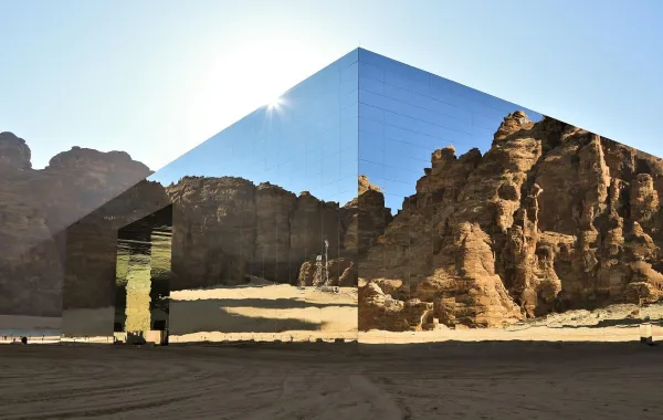 مسرح مرايا في العلا أكبر مبنى مغطى بالمرايا في العالم. الصورة من منصة الصور السعودية