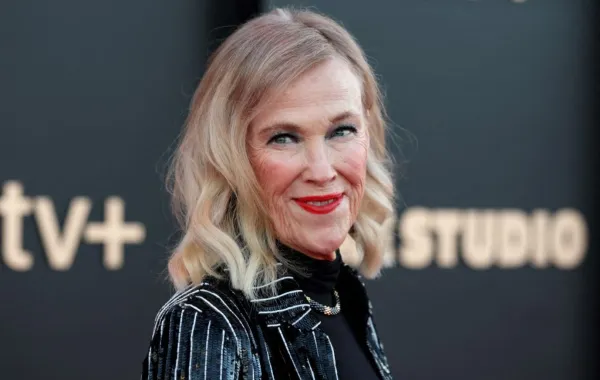 كاثرين أوهارا في متحف أكاديمية فنون وعلوم الصور المتحركة في لوس أنجلوس، كاليفورنيا (Catherine O'Hara at Academy Museum of Motion Pictures in Los Angeles, California). مصدر الصورة: Frazer Harrison/Getty Images/AFP