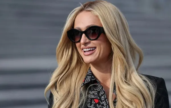 باريس هيلتون أمام مبنى الكابيتول الأمريكي في واشنطن العاصمة ( Paris Hilton in front of the US Capitol Building in Washington, DC ). مصدر الصورة: CHIP SOMODEVILLA / GETTY IMAGES NORTH AMERICA / Getty Images via AFP