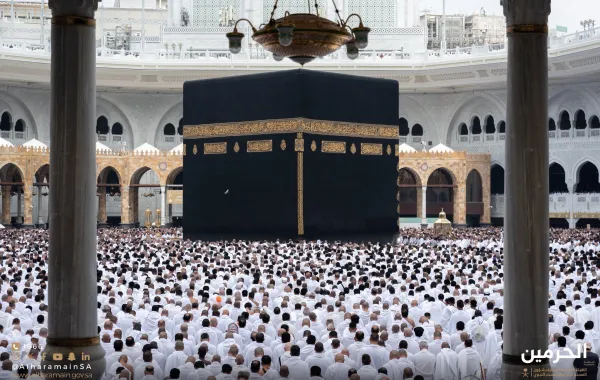 ضيوف الرحمن يؤدون الصلاة داخل المسجد الحرام - الصورة من الهيئة العامة للعناية بشؤون الحرمين على إكس