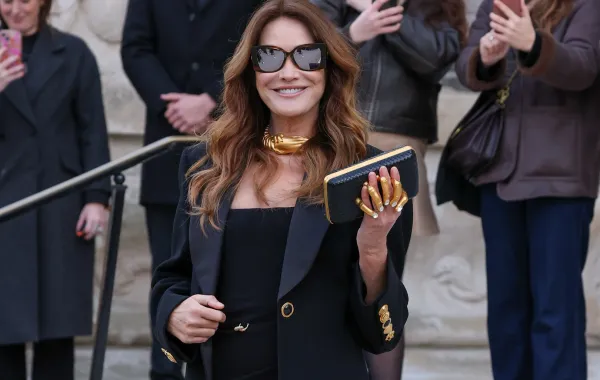 كارلا بروني Carla Bruni- مصدر الصورة: Stephane Cardinale - Corbis/Corbis via Getty Images)