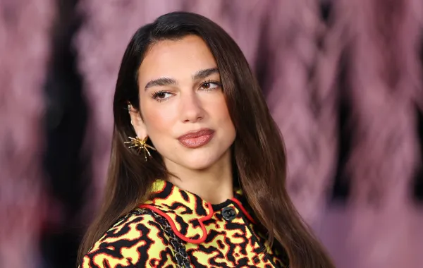 دوا ليبا Dua Lipa في أسبوع الموضة في باريس- مصدر الصورة  Stephane Cardinale - Corbis/Corbis via Getty Images)